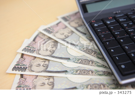 「電卓と1万円札(1)」の写真素材 「電卓と1万円札(1)」の写真素材