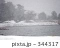 雪降りしきる