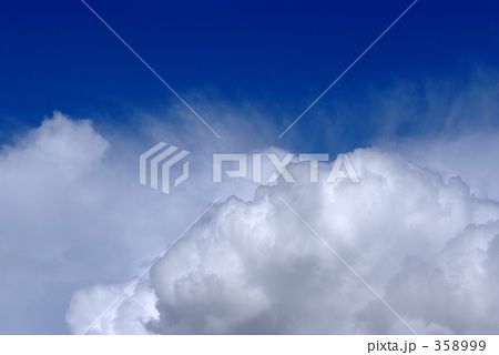 「梅雨明けの空」の写真素材