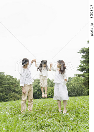 笑顔 手をつなぐ 家族