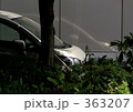 息を殺し、ひそむ自動車