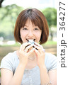 おにぎりを食べる女性