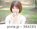 おにぎりを食べる女性
