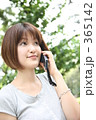 ケイタイで電話をする女性