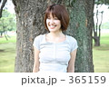 木と女性