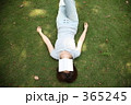 芝生で眠る女性