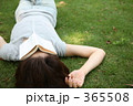 昼寝をする女性