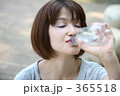 水を飲む女性
