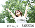 伸びをする女性
