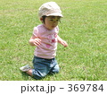 芝生の幼児