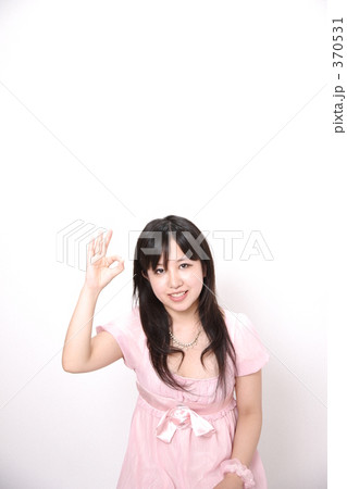 「オーケーを出す女性」の写真素材