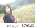 コスモス畑の女性