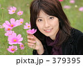 コスモス畑の女性