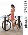 自転車と水着女性