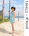 晴れた白浜の女性
