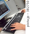 システムチェックをする女性の手