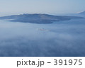霧の中を進むフェリー