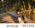 夕暮れにたたずむ子供