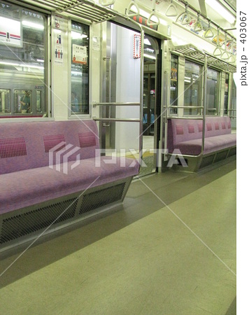 「誰もいない電車の車内」の写真素材 「誰もいない電車の車内」の写真素材