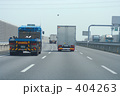 走るトラック