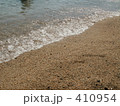 砂浜に打ち寄せる波