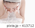 顔を洗う女性