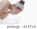 顔を洗う女性