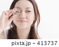 メイクをする女性