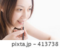 メイクをする女性