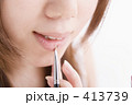 メイクをする女性