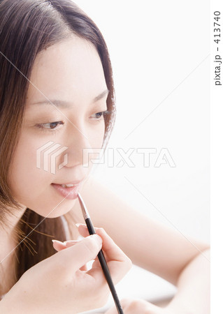 「メイクをする女性」の写真素材