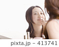 メイクをする女性