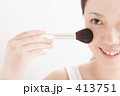 メイクをする女性