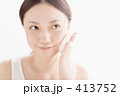 メイクをする女性