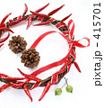 赤唐辛子のリースとまつぼっくり