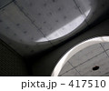 天井の光と影