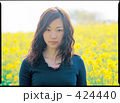 素材ナンバー 424440 : 「女性 花畑」