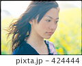 女性 花畑