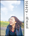 素材ナンバー 424456 : 「女性 公園」