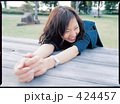 素材ナンバー 424457 : 「女性 公園」
