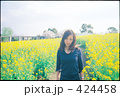 女性 花畑