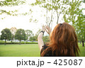 女性 公園 後ろ姿