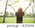 女性 公園 後ろ姿