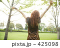女性 公園 後ろ姿