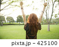 女性 公園 後ろ姿