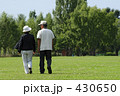 散歩する初老の夫婦