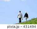 散歩する初老の夫婦