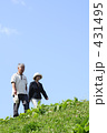 散歩する初老の夫婦