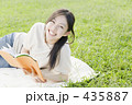 公園で読書をする女性