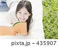 公園で読書をする女性